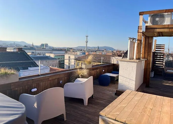 Elegant Rooftop With Shared Terrace And Jacuzzi Mk2 Appartamento Budapest