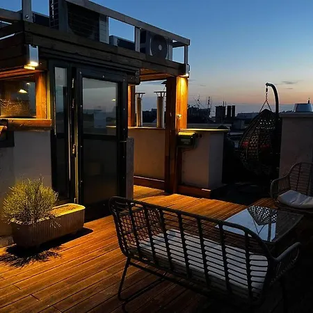 Apartmán Elegant Rooftop With Shared Terrace And Jacuzzi Mk2 *